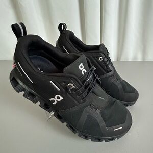 On Running women’s Black Performance Shoes size 9